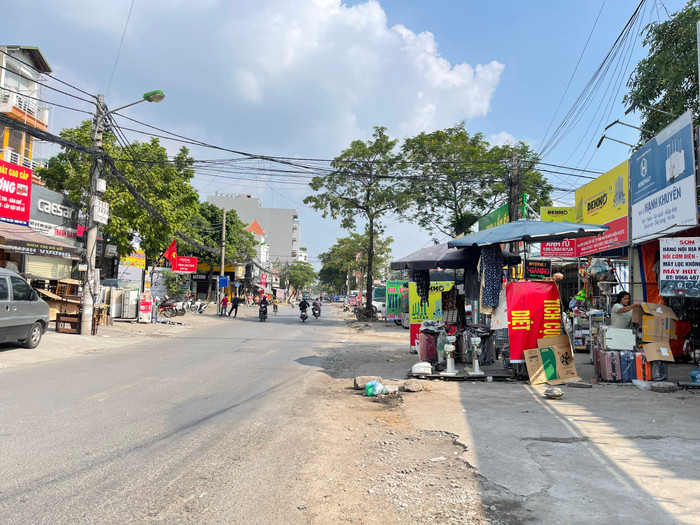 Không có vỉa hè nên hàng quán tràn ra lòng đường GDVN_12.jpg