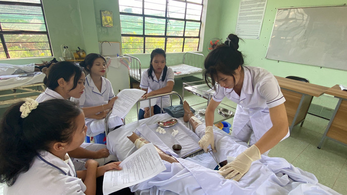 Sinh viên nghề Điều dưỡng tham gia thực hành (Ảnh: Trường Cao đẳng Phương Đông, Quảng Nam). z5426567239998_df07dc678242e0910b31af95cf7eac79.jpg