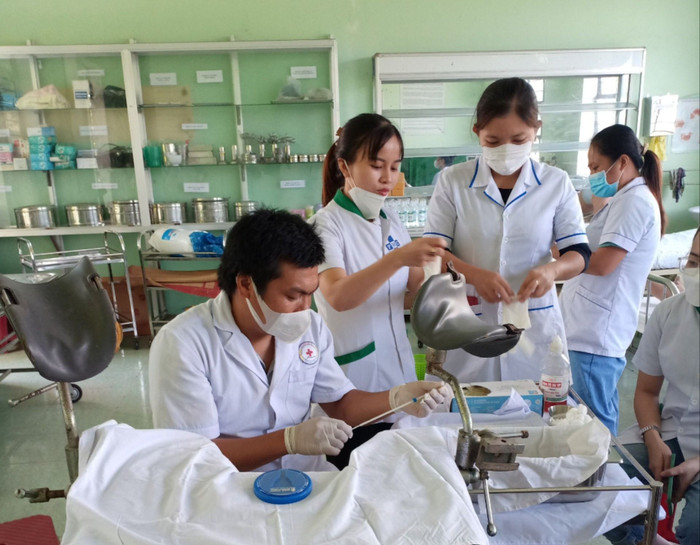 Sinh viên ngành Điều dưỡng trong giờ thực hành (Ảnh: Trường Cao đẳng Phương Đông, Quảng Nam). z5426566466618_ac21efe9c66e16e89c1beaa9e7b566a4.jpg