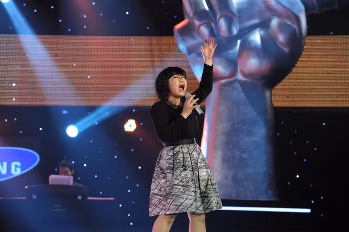 Bốn vị giám khảo đều muốn sở hữu giọng ca của cô gái nhỏ bé 20 tuổi Xuân Nghi.