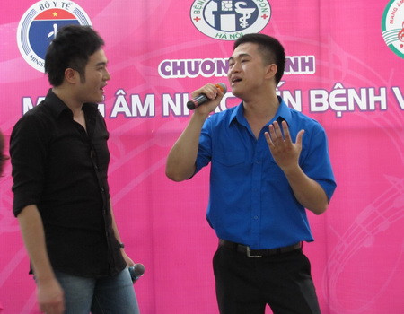 Khó có thể tin được, Minh Quân đã tìm thấy một người em giống mình như hai giọt nước trong hành trình Mang âm nhạc đến bệnh viện Xanh Pôn. Đó là một bác sĩ đang công tác tại khoa Phục hồi chức năng bệnh viện Xanh Pôn. Khó có thể tin được, Minh Quân đã tìm thấy một người em giống mình như hai giọt nước trong hành trình Mang âm nhạc đến bệnh viện Xanh Pôn. Đó là một bác sĩ đang công tác tại khoa Phục hồi chức năng bệnh viện Xanh Pôn.