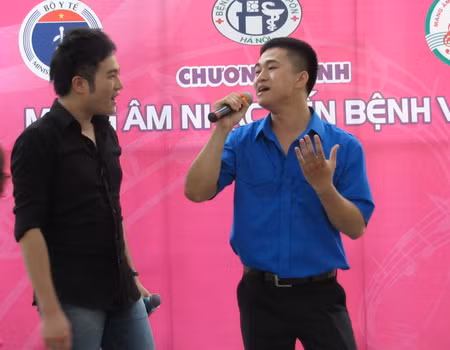 Khó có thể tin được, Minh Quân đã tìm thấy một người em giống mình như hai giọt nước trong hành trình Mang âm nhạc đến bệnh viện Xanh Pôn. Đó là một bác sĩ đang công tác tại khoa Phục hồi chức năng bệnh viện Xanh Pôn.