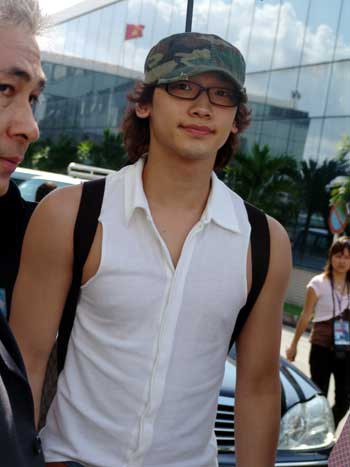 Bi Rain lần đầu đến Việt Nam năm 2006 để tham gia vào một chương trình ca nhạc cùng với Mỹ Tâm, Đàm Vĩnh Hưng, Hiền Thục...tại Sân vận động quân khu 7 TP. Hồ Chí Minh. (Ảnh: 24h) Bi Rain lần đầu đến Việt Nam năm 2006 để tham gia vào một chương trình ca nhạc cùng với Mỹ Tâm, Đàm Vĩnh Hưng, Hiền Thục...tại Sân vận động quân khu 7 TP. Hồ Chí Minh. (Ảnh: 24h)