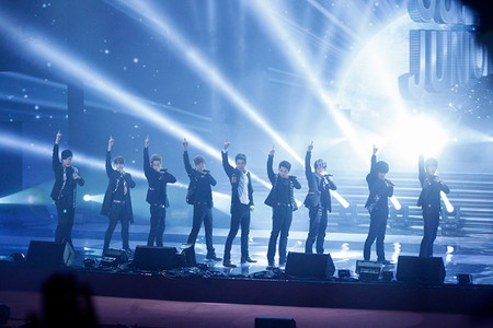 Tháng 3 vừa rồi, các anh chàng Suju lại một lần nữa làm mưa, làm gió tại Việt Nam trong chương trình Đại nhạc hội Việt Hàn nhằm kỷ niệm 20 năm quan hệ ngoại giao Việt Nam - Hàn Quốc. (Ảnh: 24h) Tháng 3 vừa rồi, các anh chàng Suju lại một lần nữa làm mưa, làm gió tại Việt Nam trong chương trình Đại nhạc hội Việt Hàn nhằm kỷ niệm 20 năm quan hệ ngoại giao Việt Nam - Hàn Quốc. (Ảnh: 24h)