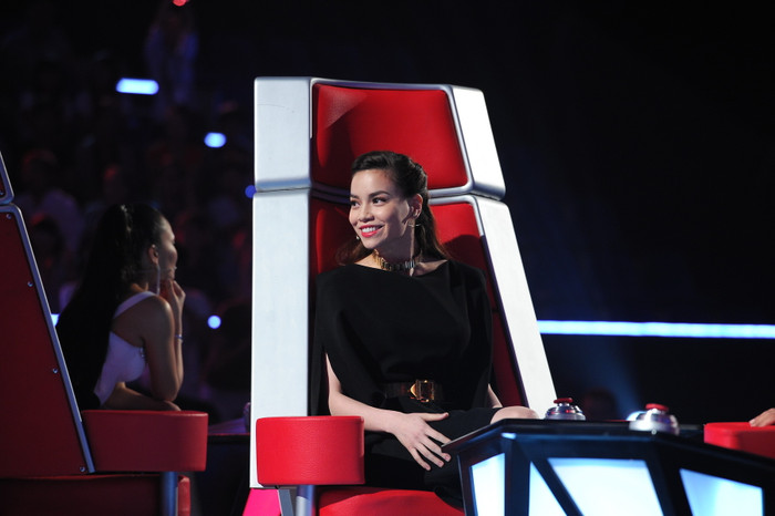 Nụ cười tỏa sáng, đẹp ở mọi góc nhìn. Nụ cười tỏa sáng, đẹp ở mọi góc nhìn.