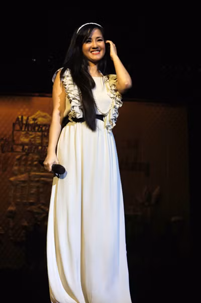 Cô Bống ngày nào giờ đã là mẹ của hai em bé đáng yêu. Có lẽ vì thế mà Hồng Nhung thêm dịu dàng, đằm thắm khi hát ca khúc 'Mẹ yêu con'. (Theo VNE)