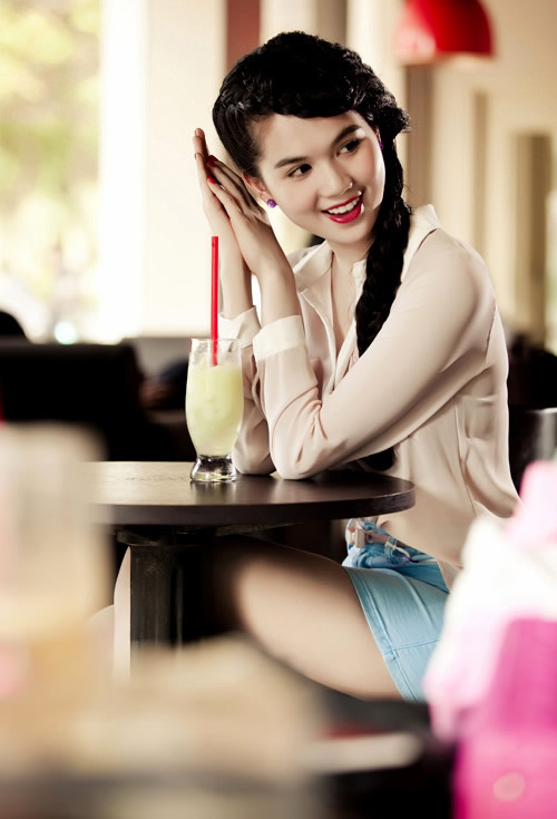 Ông bầu Vũ Khắc Tiệp chia sẻ về 'gà cưng' Ngọc Trinh của mình: "Trinh cũng nói với tôi về dự định muốn đi du học. Cô ấy muốn sang Singapore để học trong khoảng một năm. Trinh muốn học thêm tiếng Anh để nghe nói tốt hơn. Và học để nói chuyện với bạn trai cũng là một phần trong đó".