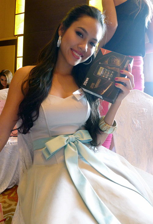 Á hậu Hoàng My đứng thứ 3 trong cuộc bình chọn trên mạng xã hội của cuộc thi Hoa hậu thế giới 2012 đang được tổ chức tại Trung Quốc. Á hậu Hoàng My đứng thứ 3 trong cuộc bình chọn trên mạng xã hội của cuộc thi Hoa hậu thế giới 2012 đang được tổ chức tại Trung Quốc.