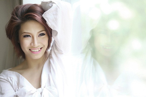 Pha Lê thẳng thắn nói: "Tôi có thể mặc quần đùi, đi dép tông ra đường, ngồi với bạn bè, thỉnh thoảng nói bậy một chút, lâu lâu uống rượu say một chút. Tôi không bao giờ đánh giá điều ấy là hư hay ngoan vì mọi việc chẳng ảnh hưởng đến ai cả. Mọi người nói con gái đi vũ trường là không ngoan nhưng tôi không quan tâm. Ngoan hay không là do cách đối nhân xử thế. Thấy tôi uống rượu mà bảo tôi hư tôi không đồng ý. Uống rượu xong mà quậy phá thì mới đáng trách, chứ uống xong mà về nhà ngủ thì làm gì mà nói tôi hư". (Theo NĐ & ĐS) Pha Lê thẳng thắn nói: "Tôi có thể mặc quần đùi, đi dép tông ra đường, ngồi với bạn bè, thỉnh thoảng nói bậy một chút, lâu lâu uống rượu say một chút. Tôi không bao giờ đánh giá điều ấy là hư hay ngoan vì mọi việc chẳng ảnh hưởng đến ai cả. Mọi người nói con gái đi vũ trường là không ngoan nhưng tôi không quan tâm. Ngoan hay không là do cách đối nhân xử thế. Thấy tôi uống rượu mà bảo tôi hư tôi không đồng ý. Uống rượu xong mà quậy phá thì mới đáng trách, chứ uống xong mà về nhà ngủ thì làm gì mà nói tôi hư". (Theo NĐ & ĐS)