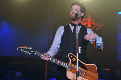 Thần tượng âm nhạc nước Mỹ mang theo cả ban nhạc của anh đến góp mặt trong buổi biểu diễn này. Anh chào khán giả bằng ca khúc Declaration sôi động. Sau đó anh nói: "Xin chào Việt Nam" bằng tiếng Việt. (Ảnh: VNE)