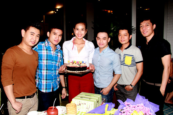 Ngoài vị khách bất ngờ là diễn viên Diễm My thì tiệc sinh nhật của Dương Mỹ Linh chỉ có khách mời nam tham dự. (Theo Ngôi sao)