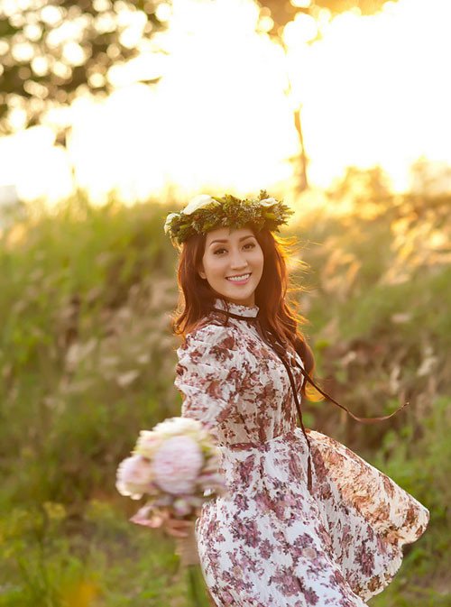 Trước tin đồn chuẩn bị đám cưới với đạo diễn Dũng khùng, Khánh Thi lên tiếng: "Tôi thực sự bất ngờ về chuyện này, không biết mọi người lấy thông tin đó ở đâu để kết luận chúng tôi sẽ cưới vào cuối năm nay. Chính những người trong cuộc như chúng tôi còn chưa có kế hoạch, chưa tính đến chuyện này thì làm sao mọi người biết được". Trước tin đồn chuẩn bị đám cưới với đạo diễn Dũng khùng, Khánh Thi lên tiếng: "Tôi thực sự bất ngờ về chuyện này, không biết mọi người lấy thông tin đó ở đâu để kết luận chúng tôi sẽ cưới vào cuối năm nay. Chính những người trong cuộc như chúng tôi còn chưa có kế hoạch, chưa tính đến chuyện này thì làm sao mọi người biết được".