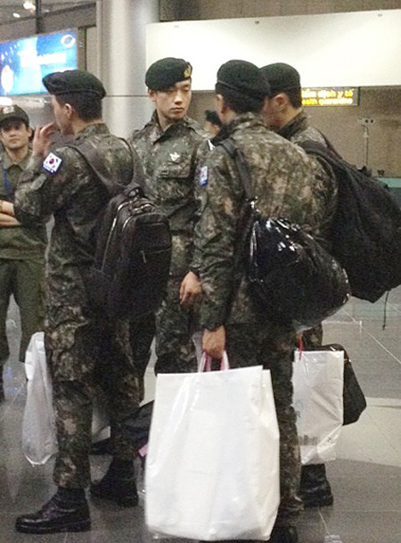 Trò chuyện cùng các bạn, ba lô, túi xách như những người lính khác. (Ảnh: VNE) Trò chuyện cùng các bạn, ba lô, túi xách như những người lính khác. (Ảnh: VNE)