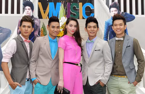 Theo sát nhóm từ những ngày đầu thành lập, Hà Hồ nhận xét V.Music có một vị trí khá tốt. Ngoài sự tiến bộ, sự nổi tiếng, họ vẫn giữ được cái ngoan. (Theo VNE)