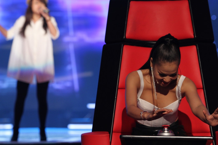 Thu Minh cười đầy bối rối không biết có nên ấn nút để chọn Thái Trinh không. Thu Minh cười đầy bối rối không biết có nên ấn nút để chọn Thái Trinh không.