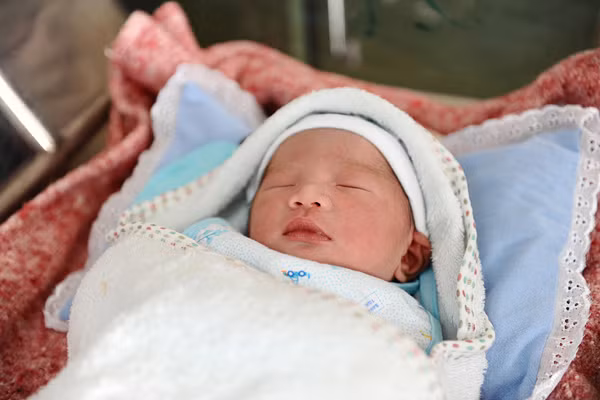 Sức khỏe của Hạ Vy đang hồi phục nhanh chóng, nhìn con trai mới sinh, cô cười hạnh phúc: "Thằng bé bướng bỉnh quá, mãi không chịu gặp bố mẹ, lớn lên thế nào cũng quậy phải biết". (Theo Ngôi sao)