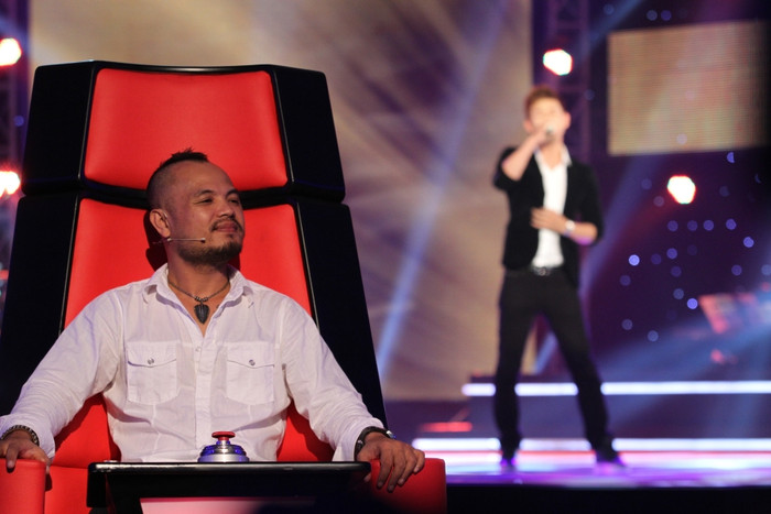 Trần Lập thường cười mỉm cùng vẻ ngoài điềm đạm, lạnh lùng. Trần Lập thường cười mỉm cùng vẻ ngoài điềm đạm, lạnh lùng.