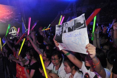 Đêm nhạc được diễn ra tại Cung thể thao Quần Ngựa. Trước khi David Cook bước ra sân khấu. Khán giả đã reo hò tên anh vang vọng cả khán phòng. (Ảnh: VNE)