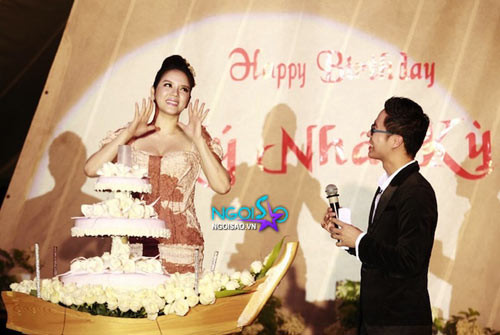 Bắt đầu từ tối 19/6 Lý Nhã Kỳ đã tổ chức bữa tiệc sinh nhật đánh dấu tuổi 30 tại một khu nghỉ dưỡng cao cấp gần Hà Nội.