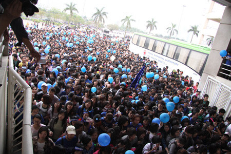 Hơn 25.000 fan hâm mộ với màu xanh đặc trưng chen lấn, xô đẩy để được tận mắt xem phần trình diễn của Suju. (Theo VNE) Hơn 25.000 fan hâm mộ với màu xanh đặc trưng chen lấn, xô đẩy để được tận mắt xem phần trình diễn của Suju. (Theo VNE)