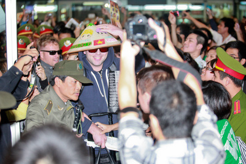 Mark đội nón lá do người hâm mộ tặng, tươi cười nói: "Hello Vietnam". Anh còn dùng điện thoại ghi lại hình ảnh người hâm mộ chào đón mình và các bạn. (Ảnh: VNE) Mark đội nón lá do người hâm mộ tặng, tươi cười nói: "Hello Vietnam". Anh còn dùng điện thoại ghi lại hình ảnh người hâm mộ chào đón mình và các bạn. (Ảnh: VNE)