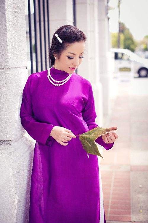 Cây hài dí dỏm Thúy Nga bỗng dịu dàng, đằm thắm trong tà áo dài Việt của nhà thiết kế Việt Hùng. Cây hài dí dỏm Thúy Nga bỗng dịu dàng, đằm thắm trong tà áo dài Việt của nhà thiết kế Việt Hùng.