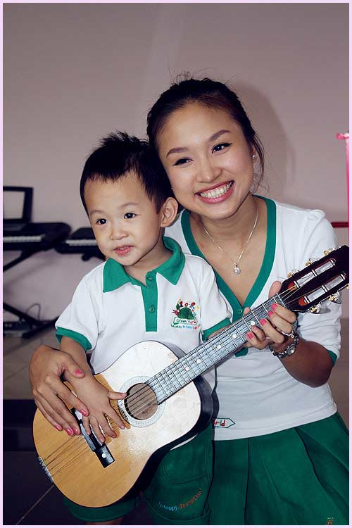 Thanh Vân Hugo lần đầu nói về đổ vỡ trong hôn nhân: "Vân không đổ lỗi cho số phận hay ai trong chuyện này. Vân cảm thấy vững vàng hơn, dám đối diện và bắt buộc phải vượt qua. Vân tin mình sẽ cùng con trai có thể vượt qua và đi tới bất cứ nơi đâu". Thanh Vân Hugo lần đầu nói về đổ vỡ trong hôn nhân: "Vân không đổ lỗi cho số phận hay ai trong chuyện này. Vân cảm thấy vững vàng hơn, dám đối diện và bắt buộc phải vượt qua. Vân tin mình sẽ cùng con trai có thể vượt qua và đi tới bất cứ nơi đâu".