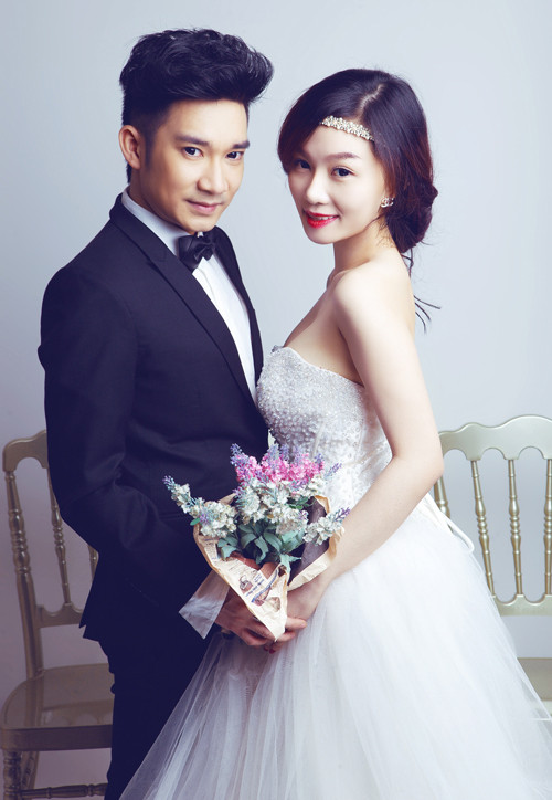 Quang Hà sắm vai chú rể, chụp ảnh thân mật bên ca sĩ trẻ Hạ Vy (ca sĩ song ca mới cùng Quang Hà) để minh họa cho MV 'Một thời thương nhớ'. Quang Hà sắm vai chú rể, chụp ảnh thân mật bên ca sĩ trẻ Hạ Vy (ca sĩ song ca mới cùng Quang Hà) để minh họa cho MV 'Một thời thương nhớ'.