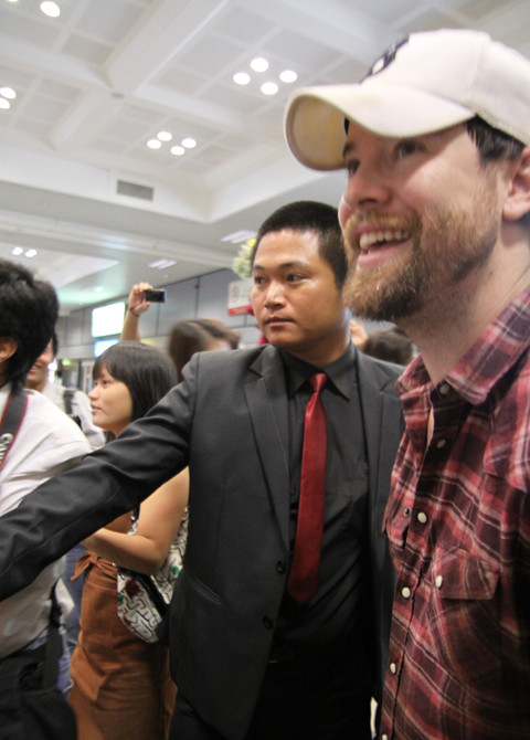 Cuối cùng thì David Cook đã xuất hiện với nụ cười trên môi chào khán giả Việt Nam. Anh tỏ ra khá bất ngờ trước sự hâm mộ, cuồng nhiệt của fan Việt. (Ảnh: VNE)