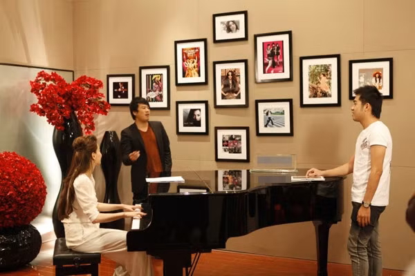 Nếu như đội của nữ ca sĩ Thu Minh tập luyện tại một tòa lâu đài sang trọng thì đội của Hà Hồ tập luyện ngay tại nhà riêng của cô. (Theo Kênh 14)