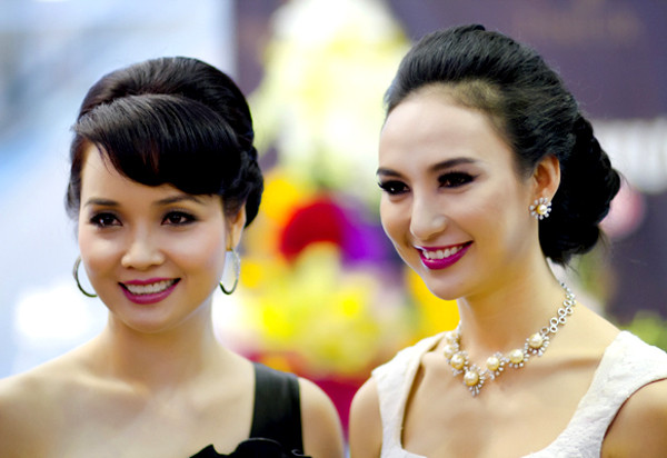 Ngọc Diễm tiết lộ, bộ trang sức đính ngọc trai của cô trị giá 1,5 tỷ đồng. Người đẹp còn cho biết thêm đây là loại ngọc trai có màu tự nhiên, đắt nhất thế giới và được sản xuất ở Mỹ. (Theo Ngôi sao) Ngọc Diễm tiết lộ, bộ trang sức đính ngọc trai của cô trị giá 1,5 tỷ đồng. Người đẹp còn cho biết thêm đây là loại ngọc trai có màu tự nhiên, đắt nhất thế giới và được sản xuất ở Mỹ. (Theo Ngôi sao)