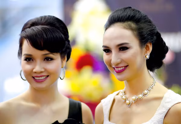 Ngọc Diễm tiết lộ, bộ trang sức đính ngọc trai của cô trị giá 1,5 tỷ đồng. Người đẹp còn cho biết thêm đây là loại ngọc trai có màu tự nhiên, đắt nhất thế giới và được sản xuất ở Mỹ. (Theo Ngôi sao)