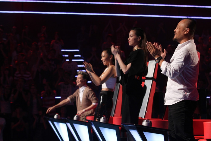 Ban giám khảo cũng nghẹn ngào, rưng rưng nước mắt trước nghị lực phi thường, tình yêu âm nhạc của Hà Văn Đông. Ban giám khảo cũng nghẹn ngào, rưng rưng nước mắt trước nghị lực phi thường, tình yêu âm nhạc của Hà Văn Đông.