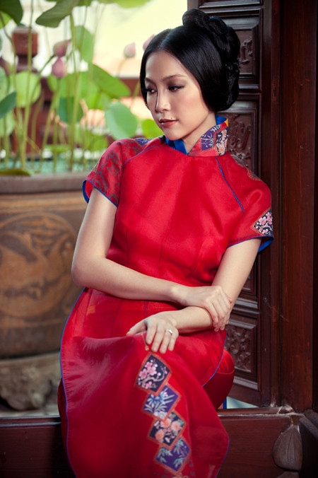 Dù đang mang bầu đứa con đầu lòng nhưng Linh Nga vẫn tham gia làm người mẫu ảnh với những trang phục áo dài theo phong cách truyền thống, không chiết eo. Dù đang mang bầu đứa con đầu lòng nhưng Linh Nga vẫn tham gia làm người mẫu ảnh với những trang phục áo dài theo phong cách truyền thống, không chiết eo.
