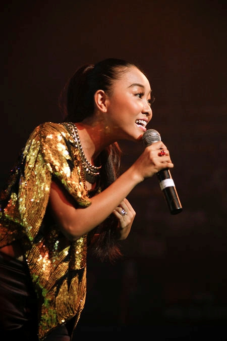 Khi được gợi ý: "Ca sĩ Thu Minh chia sẻ đang nỗ lực để 'ép' một người cưới mình trong vòng một năm tới, Đoan Trang cũng nên tham khảo", nữ ca sĩ Socola cười nói: "Xin lỗi nhé. Tôi sẽ cưới trước đây". (Theo Bee) Khi được gợi ý: "Ca sĩ Thu Minh chia sẻ đang nỗ lực để 'ép' một người cưới mình trong vòng một năm tới, Đoan Trang cũng nên tham khảo", nữ ca sĩ Socola cười nói: "Xin lỗi nhé. Tôi sẽ cưới trước đây". (Theo Bee)