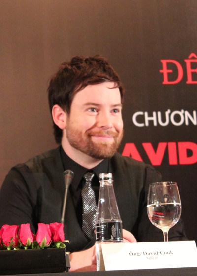 Vào buổi chiều ngày hôm sau, David cook đã có một buổi họp báo cùng với chương trình mà mình sẽ tham gia biểu diễn ở Việt Nam. Vẫn là phong cách điềm đạm lịch sự thường thấy nhưng anh lại cười rất vui vẻ, thoải mái khi có nữ phóng viên nói rất hâm mộ anh. (Ảnh: 2sao)