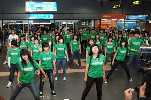 Rất đông người hâm mộ đã có mặt ở sân bay Nội bài để được gặp ban nhạc hàng đầu thế giới Westlife. Các bạn trong FC Westlife trình diễn màn nhảy flash mob ngay tại sân bay để chào đón thần tượng. (Ảnh: 24h) Rất đông người hâm mộ đã có mặt ở sân bay Nội bài để được gặp ban nhạc hàng đầu thế giới Westlife. Các bạn trong FC Westlife trình diễn màn nhảy flash mob ngay tại sân bay để chào đón thần tượng. (Ảnh: 24h)