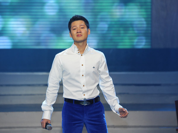 Trong chương trình 'Thay lời muốn nói' với chủ đề Chốn thân thương, Đức Tuấn trình bày ca khúc Những ô cửa xanh của nhạc sĩ Trần Lê Quỳnh. Nhưng sau khi cất giọng hát được một đoạn, anh bất ngờ khóc nghẹn ngào, nhạc cứ thế trôi tự do. Đức Tuấn lấy lại bình tĩnh và hát tiếp nhưng anh cứ hát được vài câu nước mắt lại rơi. Trong chương trình 'Thay lời muốn nói' với chủ đề Chốn thân thương, Đức Tuấn trình bày ca khúc Những ô cửa xanh của nhạc sĩ Trần Lê Quỳnh. Nhưng sau khi cất giọng hát được một đoạn, anh bất ngờ khóc nghẹn ngào, nhạc cứ thế trôi tự do. Đức Tuấn lấy lại bình tĩnh và hát tiếp nhưng anh cứ hát được vài câu nước mắt lại rơi.