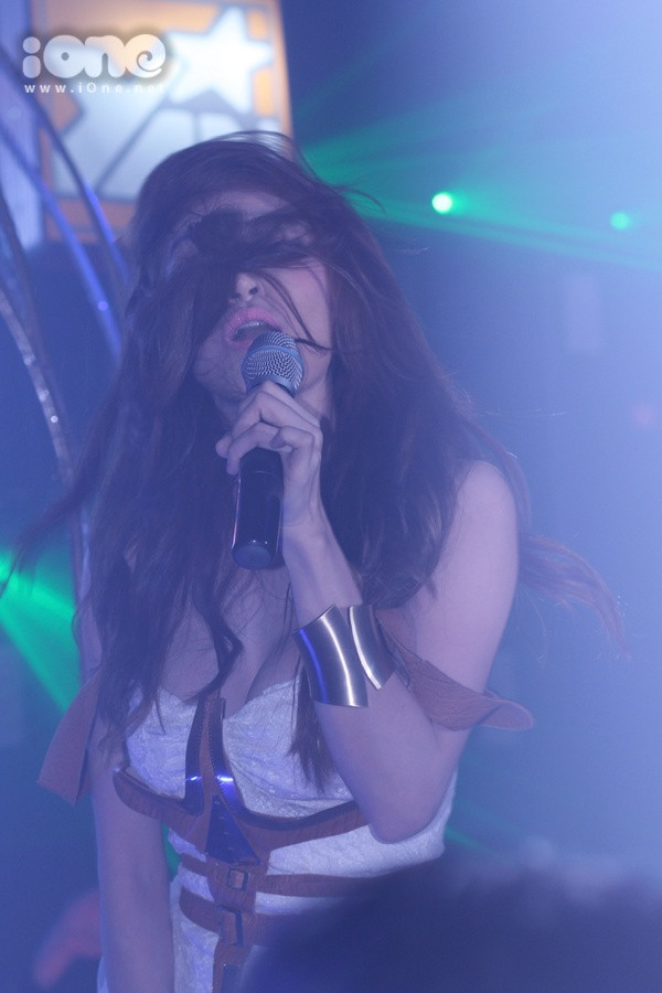 Tham gia với tư cách ca sĩ khách mời, Ngân Khánh có phần trình diễn nóng bỏng với trang phục sexy và vũ đạo sôi động. Nhưng vì mải mê vừa hát, vừa nhảy quá sung nên Ngân Khánh gặp sự cố tuột dây áo. (Theo Ione)