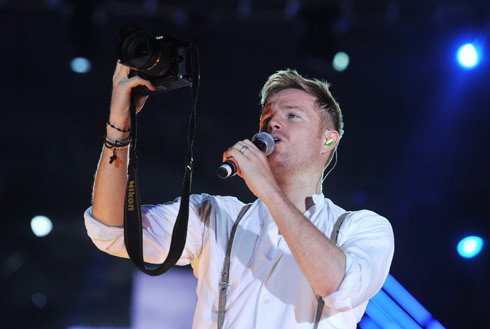 Nicky còn cầm máy ảnh của fan lên chụp hộ.(Ảnh: Hoàng Hà) Nicky còn cầm máy ảnh của fan lên chụp hộ.(Ảnh: Hoàng Hà)