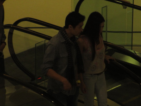 Johnny Trí Nguyễn xuất hiện trong buổi công chiếu phim cùng một cô gái. Tuy nhiên hai người từ chối chụp hình chung với nhau. Johnny Trí Nguyễn xuất hiện trong buổi công chiếu phim cùng một cô gái. Tuy nhiên hai người từ chối chụp hình chung với nhau.