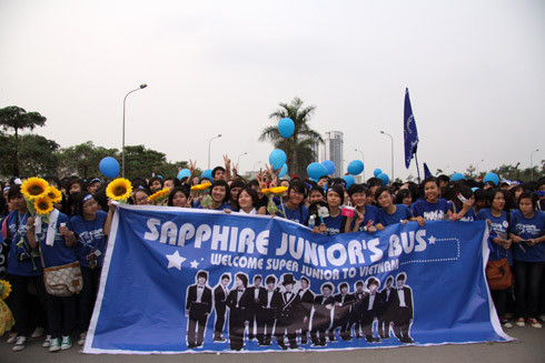 Năm 2011, Suju thêm một lần nữa đến Việt Nam biểu diễn tại sân vận động Gò Đậu, Bình Dương trong chuyến lưu diễn các nước châu Á. (Ảnh: VNE) Năm 2011, Suju thêm một lần nữa đến Việt Nam biểu diễn tại sân vận động Gò Đậu, Bình Dương trong chuyến lưu diễn các nước châu Á. (Ảnh: VNE)