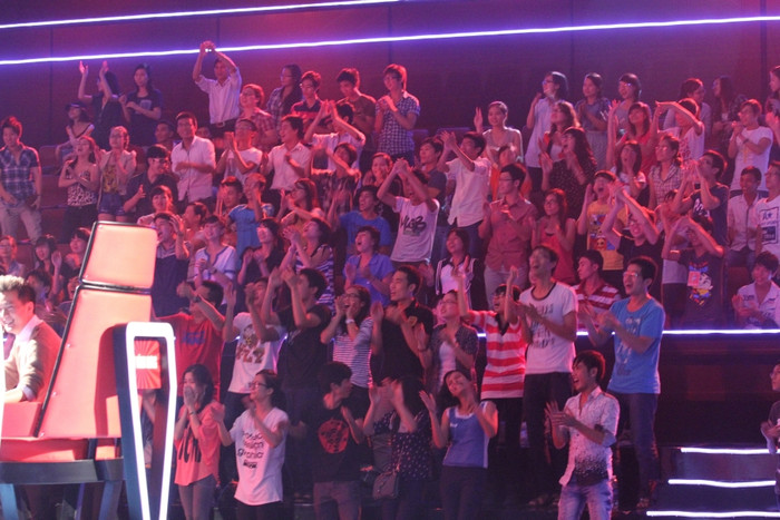 Tất cả khán giả đã đứng dậy cổ vũ cho chàng trai khiếm thị hát ca khúc 'Tâm hồn của đá'. Tất cả khán giả đã đứng dậy cổ vũ cho chàng trai khiếm thị hát ca khúc 'Tâm hồn của đá'.