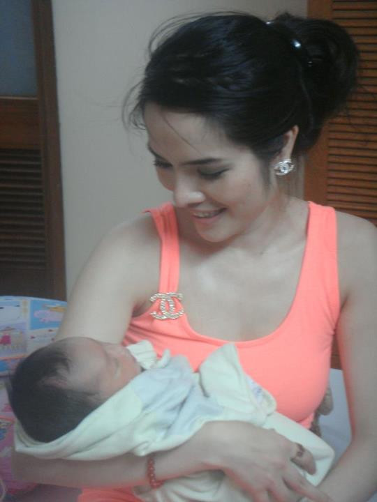 Chị kết nghĩa của Diệu Hương - diễn viên Kiều Thanh cũng đến tận nhà giúp Diệu Hương chăm sóc con gái mới sinh. (Theo Zing) Chị kết nghĩa của Diệu Hương - diễn viên Kiều Thanh cũng đến tận nhà giúp Diệu Hương chăm sóc con gái mới sinh. (Theo Zing)