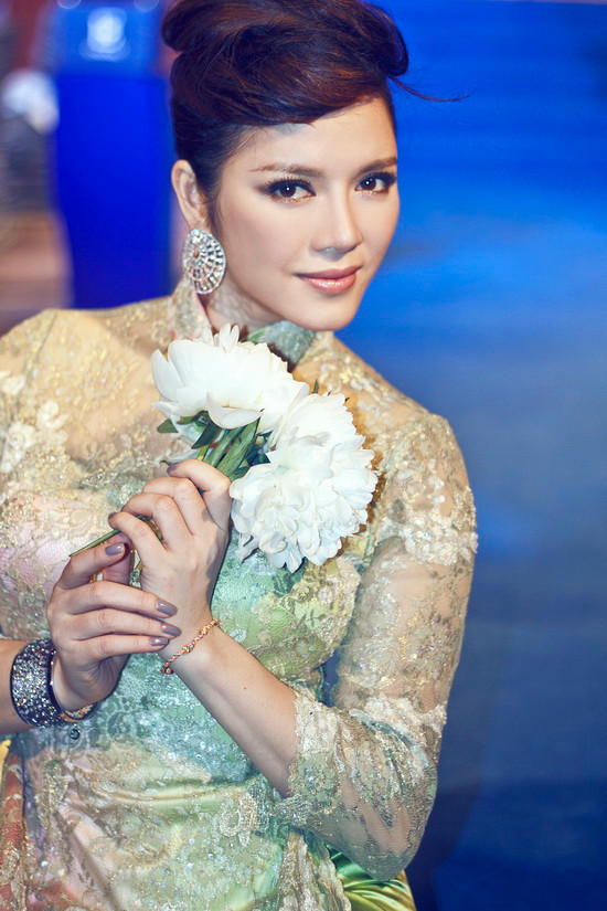 Đại sứ du lịch Việt Nam cười, nói về kế hoạch kết hôn: "Hiện giờ cả hai đều rất bận rộn nên chắc lỡ hẹn với năm rồng rồi. Tôi muốn cưới xong rồi mới sinh con để mặc áo cưới cho đẹp". (Theo VNN) Đại sứ du lịch Việt Nam cười, nói về kế hoạch kết hôn: "Hiện giờ cả hai đều rất bận rộn nên chắc lỡ hẹn với năm rồng rồi. Tôi muốn cưới xong rồi mới sinh con để mặc áo cưới cho đẹp". (Theo VNN)