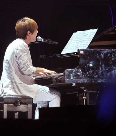 Các thành viên Suju khiến fan đứng ngồi không yên, khi khoe tài năng đàn, hát...Họ trình bày liên tục hơn 30 ca khúc gắn liền với tên tuổi của nhóm: Sorry sorry, Super girl,, I'll be there...(Ảnh: VNE) Các thành viên Suju khiến fan đứng ngồi không yên, khi khoe tài năng đàn, hát...Họ trình bày liên tục hơn 30 ca khúc gắn liền với tên tuổi của nhóm: Sorry sorry, Super girl,, I'll be there...(Ảnh: VNE)