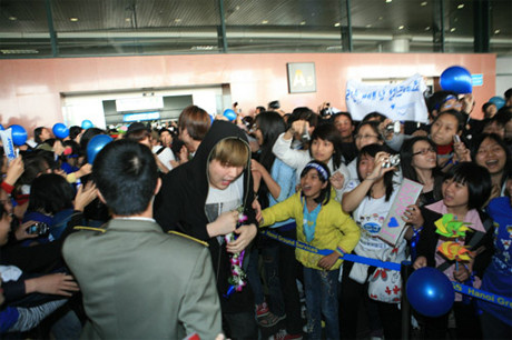 Suju tỏ ra sợ hãi trước sự quá cuồng nhiệt của fan Việt. (Ảnh: VNE) Suju tỏ ra sợ hãi trước sự quá cuồng nhiệt của fan Việt. (Ảnh: VNE)