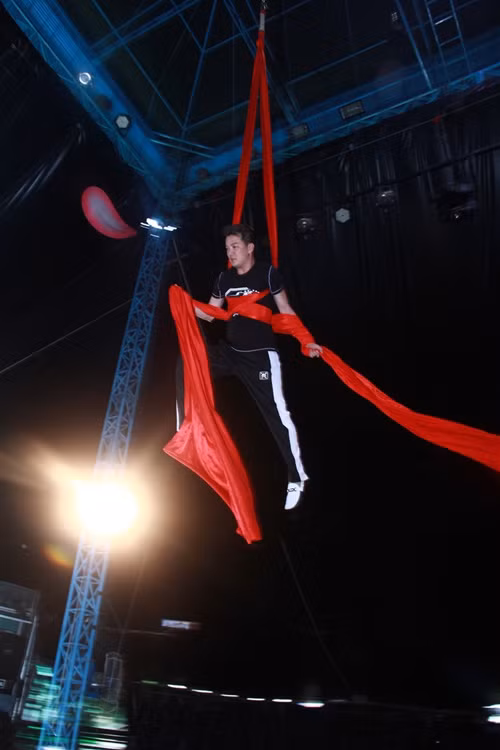 Để chuẩn bị cho liveshow Số phận kỷ niệm 15 ca hát, Đàm Vĩnh Hưng đã và đang đi học 'bay' suốt hai tháng qua, với sự giúp đỡ của các nghệ sĩ đoàn xiếc TP. Hồ Chí Minh. Để chuẩn bị cho liveshow Số phận kỷ niệm 15 ca hát, Đàm Vĩnh Hưng đã và đang đi học 'bay' suốt hai tháng qua, với sự giúp đỡ của các nghệ sĩ đoàn xiếc TP. Hồ Chí Minh.