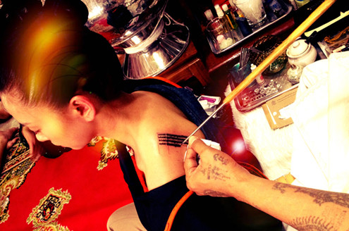 Bởi cả hình xăm của Ngô Thanh Vân và Angelia Jolie đều là tác phẩm của nghệ nhân xăm hình nổi tiếng Ajarn Noo Kanpai ở Thái Lan. (Theo VNE) Bởi cả hình xăm của Ngô Thanh Vân và Angelia Jolie đều là tác phẩm của nghệ nhân xăm hình nổi tiếng Ajarn Noo Kanpai ở Thái Lan. (Theo VNE)