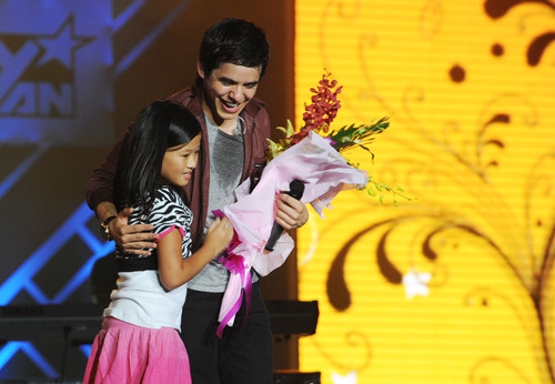 David Archuleta không ngần ngại nhận hoa, chụp ảnh cùng khán giả. Sự thân thiện của anh khiến khán giả gần như vỡ òa. Ai cũng muốn được lên sân khấu đứng cạnh thần tượng một lần. (Ảnh: Zing) David Archuleta không ngần ngại nhận hoa, chụp ảnh cùng khán giả. Sự thân thiện của anh khiến khán giả gần như vỡ òa. Ai cũng muốn được lên sân khấu đứng cạnh thần tượng một lần. (Ảnh: Zing)